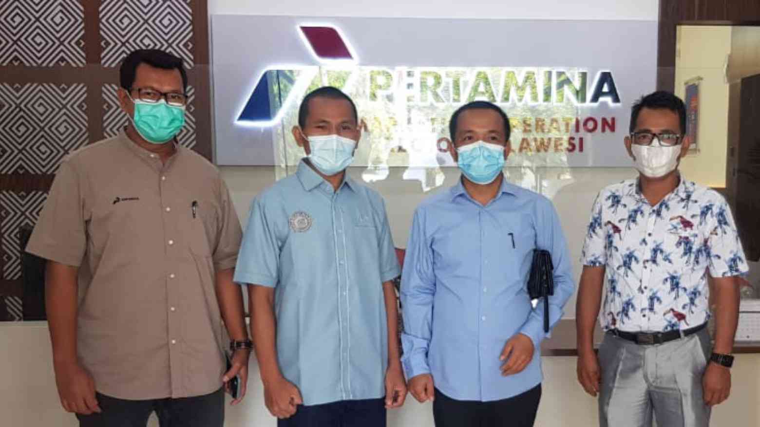 Ketua DPRD Kolut, Buhari, S.Kel. M.Si bersama anggota Komisi II DPRD Kolut, Nasir saat bertemu Kordinator Distribusi BBM Sulsel-Sultra PT Pertamina. Foto: Ist.