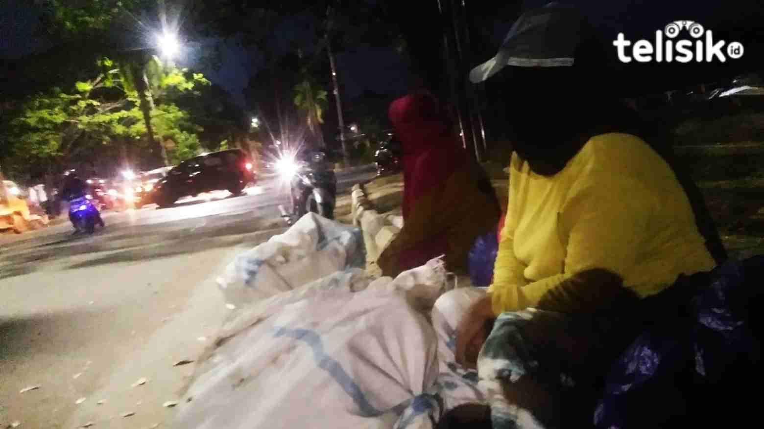 Dua orang pemulung sedang beristirahat di pinggir jalan Kota Kendari. Foto: Wa Ode Umratul Khazanah/Telisik