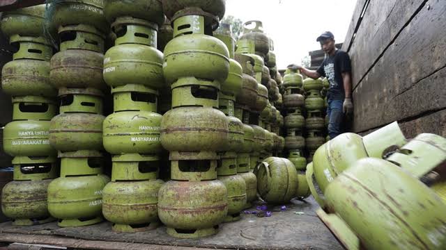 Ratusan tabung gas 3 Kg. Foto: Repro kumparan.com