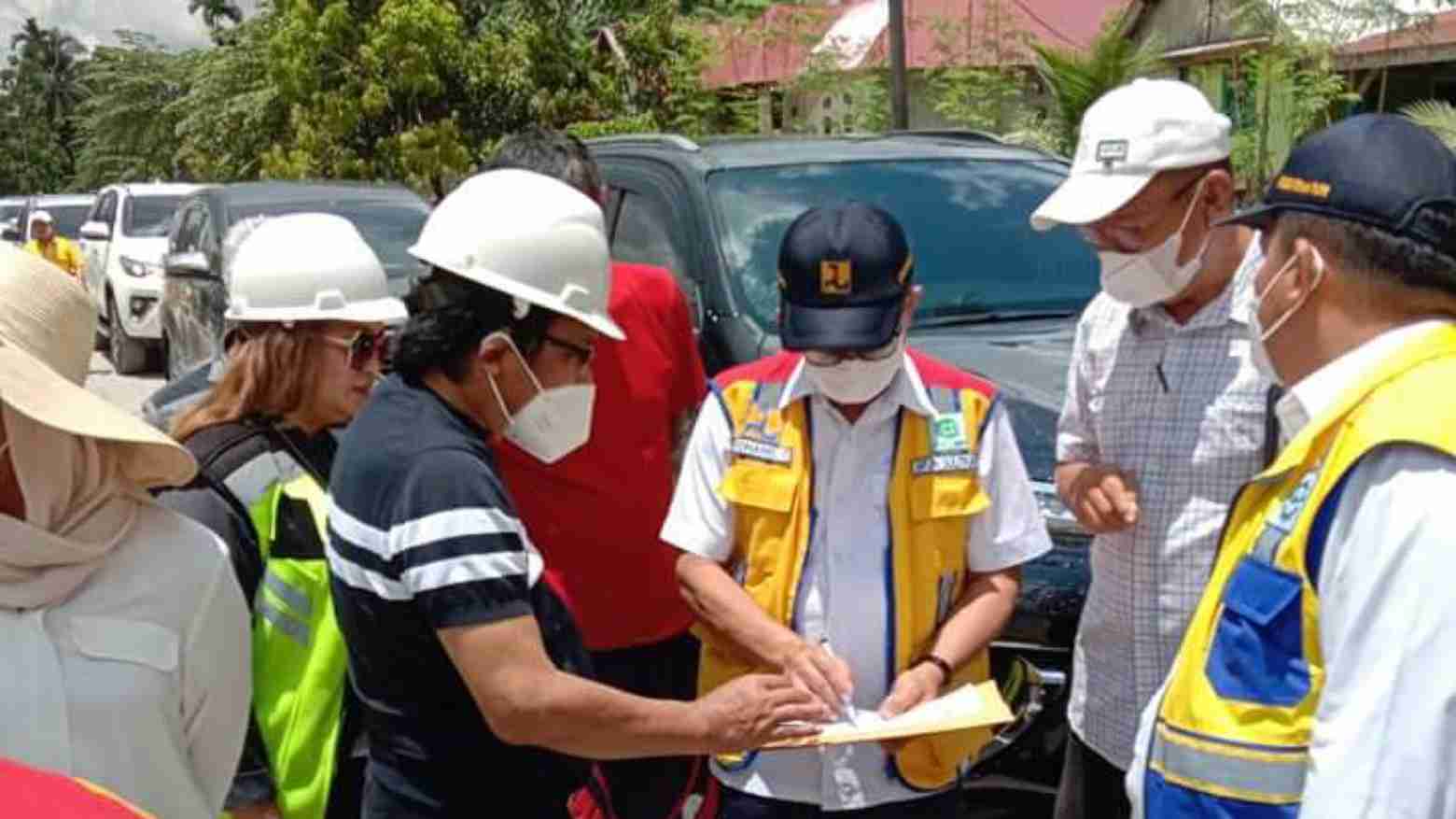 Wakil Ketua Komisi V DPR-RI, Ridwan Bae meninjau jalan provinsi di Muna. Foto: Ist