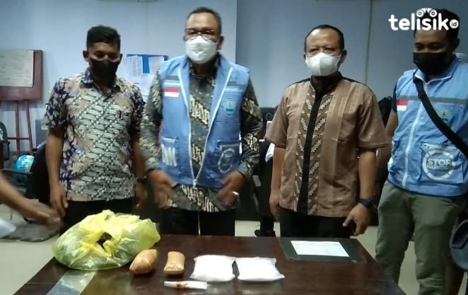 Penangkapan Pasutri yang menyelundupkan narkoba dari Pekan Baru di Bandara Haluoleo Kendari. Foto: Ibnu/Telisik
