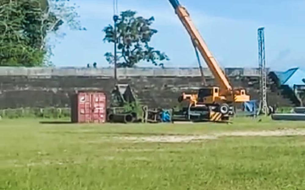 Sejumlah alat berat mulai beroperasi di Stadion Lakidende. Foto: Ist.