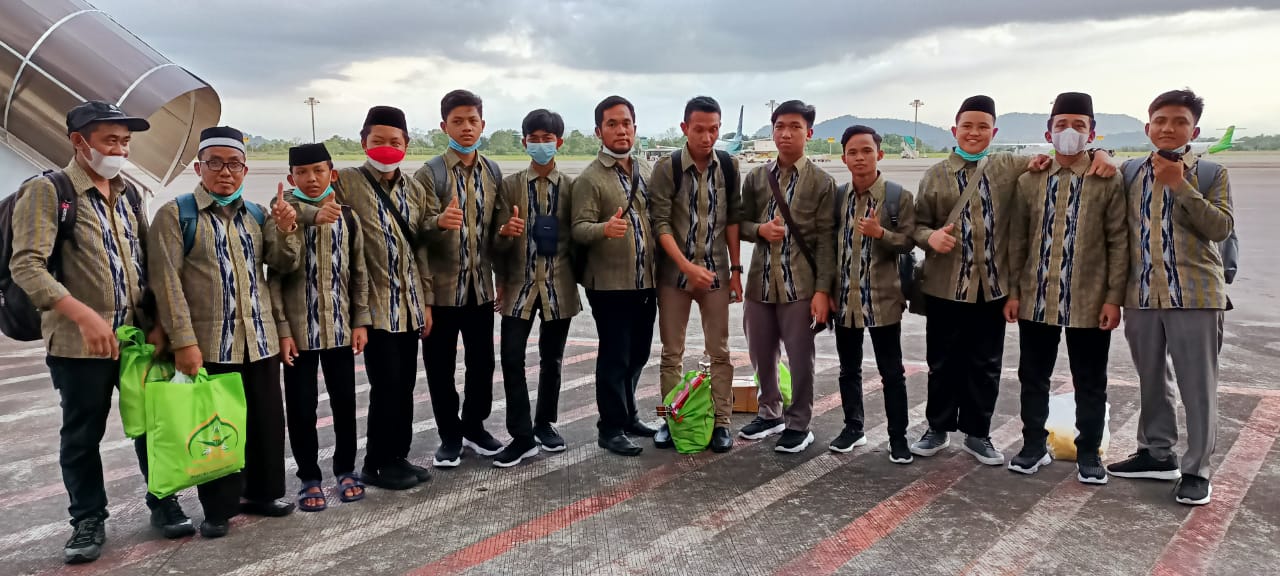 Kafilah asal Sultra saat tiba di Bandara Haluoleo Kota Kendari. Foto: Ist.