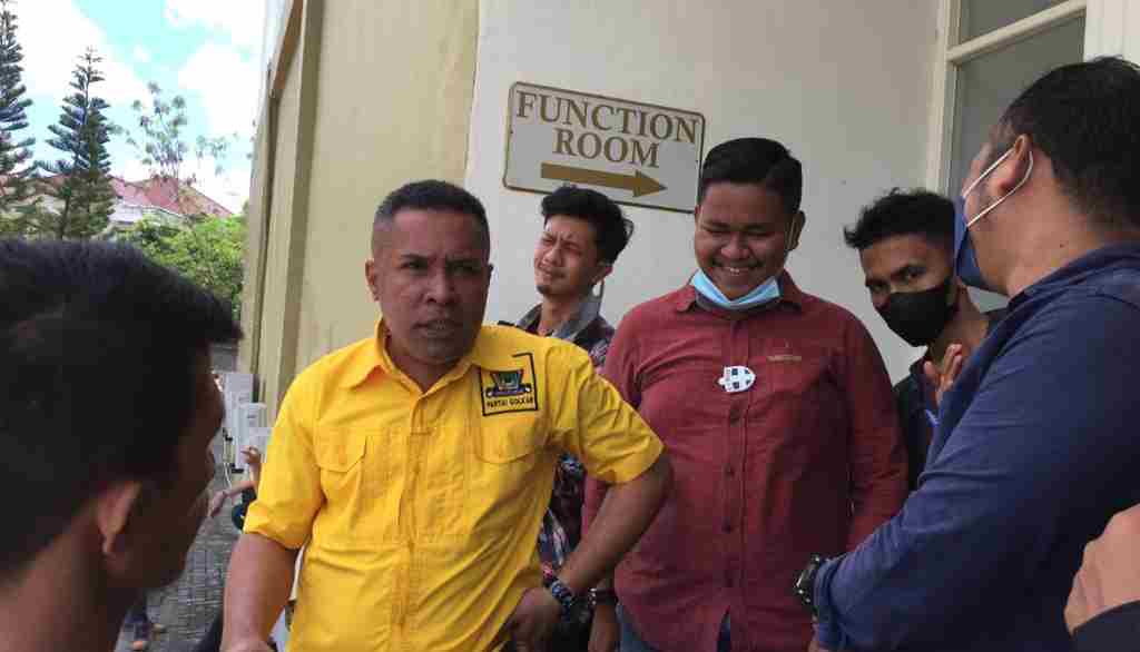 Wakil Ketua Bidang Komunikasi dan Informasi Partai Golkar Kota Kendari, LM Rajab Jinik (baju Golkar) bersama awak media. Foto: Ist.