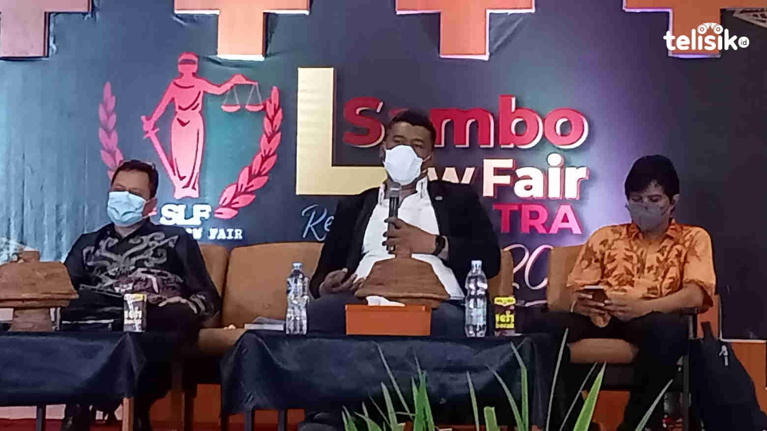 Dari Kiri: Koordinator Divisi Hukum, Humas dan Data Informasi, Bawaslu, Sultra, Ajmal Arif. Ketua KPU Sultra, Dr. La Ode Abdul Natsir. pengamat politik Sultra, Dr. Muhammad Najib Husain. Foto: Andi Irna Fitriani/Telisik