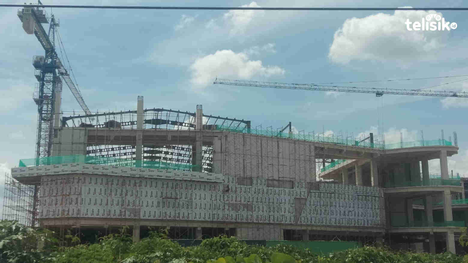 Gedung The Park Kendari yang masih dalam proses pengerjaan. Foto: Musdar/Telisik