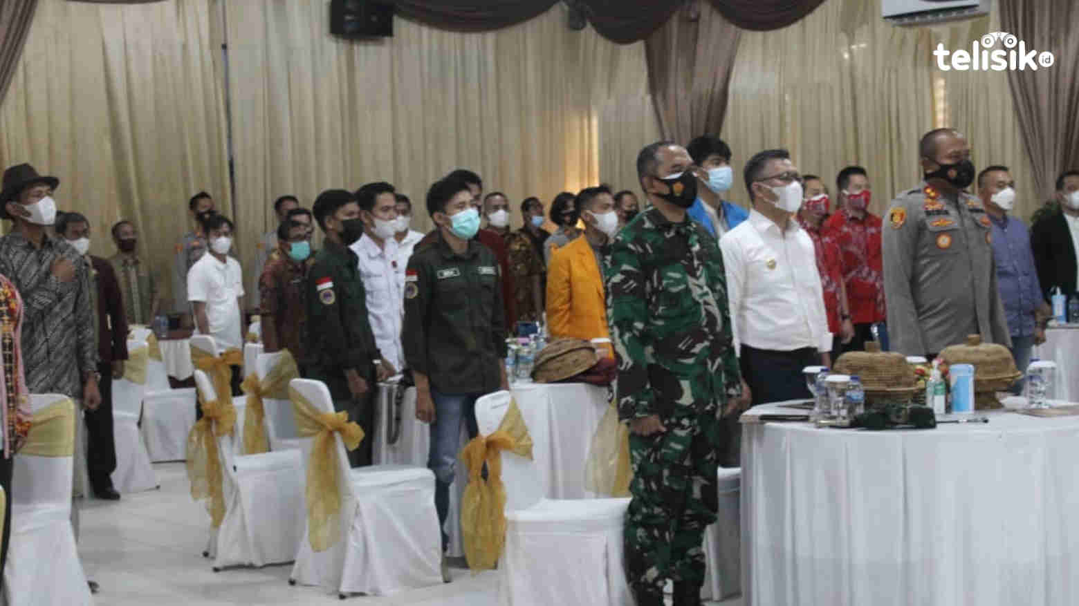 Suasana diskusi dan deklarasi damai yang dihadiri oleh banyak tokoh masyarakat di Mapolres Kendari. Foto: Nuhruddin/Telisik