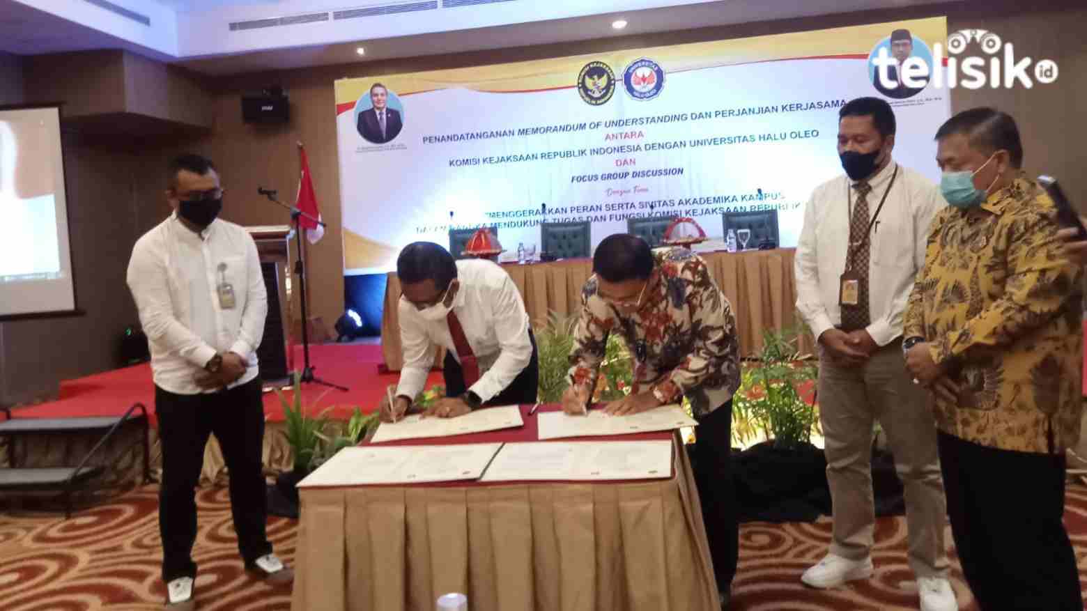 Penandatanganan Memorandum of Understanding (MoU), Universitas Halu Oleo (UHO) Kendari dan Komisi Kejaksaan Republik Indonesia (KKRI). Foto: Andi Irna Fitriani/Telisik