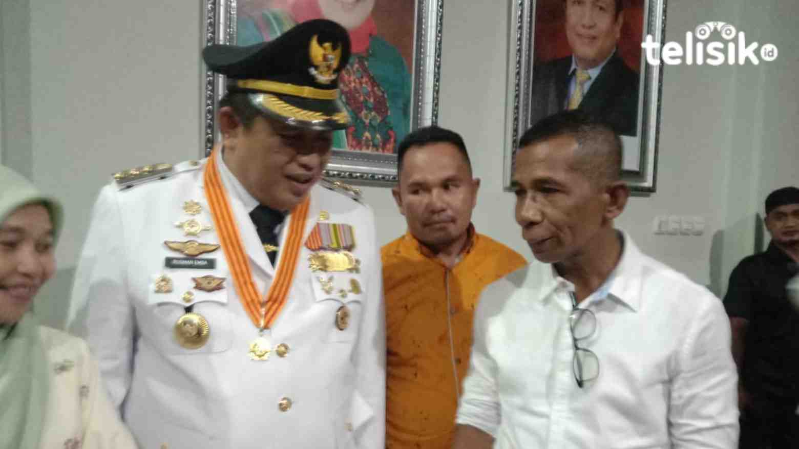Kabag ULP, Sahrun bersama Bupati, LM Rusman Emba. Foto: Sunaryo/Telisik