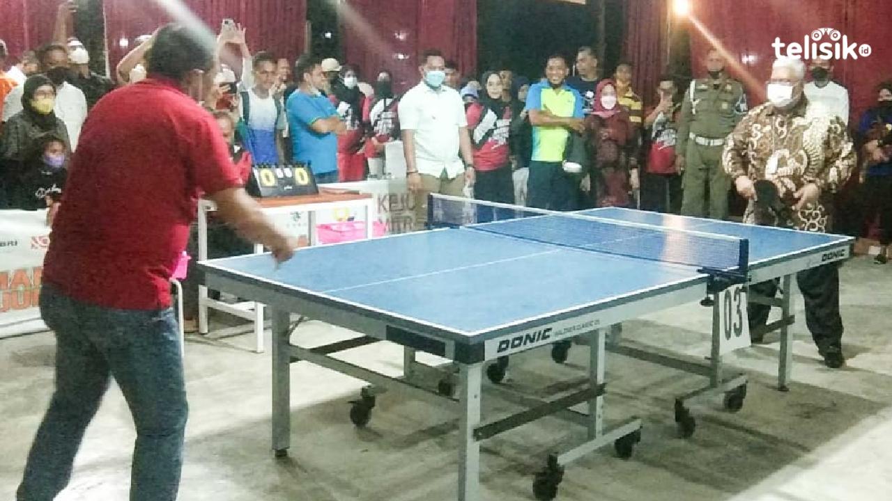 Nampak Anggota DPR RI, Ir Hugua (kiri) dan Gubernur Sultra, Ali Mazi (kanan) bermain Tenis Meja. Foto: Kardin/Telisik