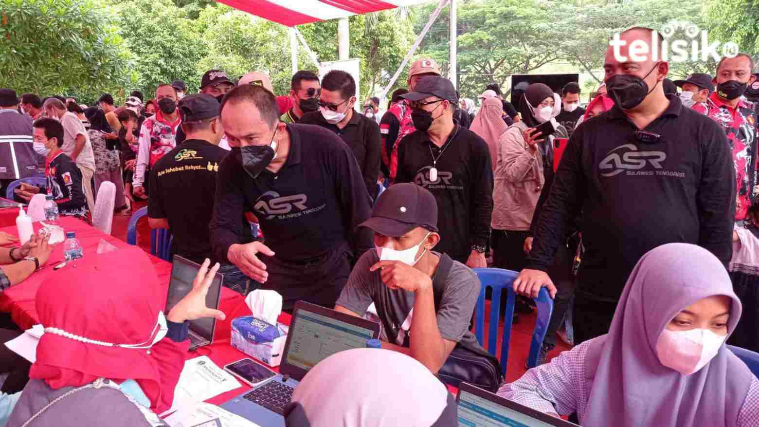 Andi Sumangerukka didampingi Ketua DPD Partai Gerindra Sultra Andi Ady Aksar berdialog dengan petugas kesehatan terkait vaksinasi. Foto: Sumarlin/Telisik