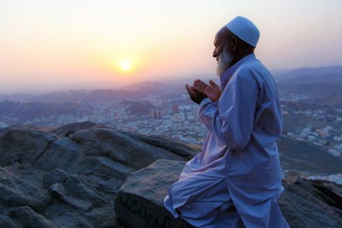 Dalam berdoa, ada adab yang harus dilakukan agar doa dikabulkan Allah Ta’ala. Foto: Repro oase.id