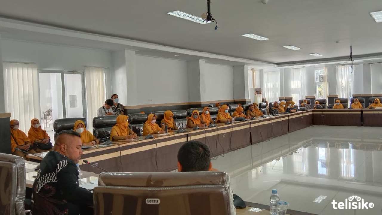 Suasana RDP DPRD bersama puluhan guru dan Kepala SMP Negeri 10 Kendari, Wa Ode Nurhafiah. Foto: Musdar/Telisik