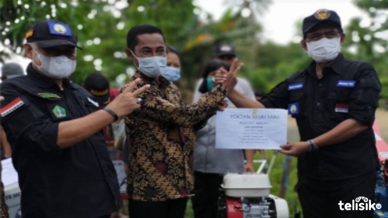 Bupati Kolaka Utara, Drs.H. Nur Rahman Umar, MH didampingi Kadis Tanaman Pangan dan Hortikultura, Drs. Syamsu Ridjal SH saat menyerahkan secara simbolis bantuan Alsintan kepada ketua kelompok tani. Foto: Muh. Risal H/Telisik