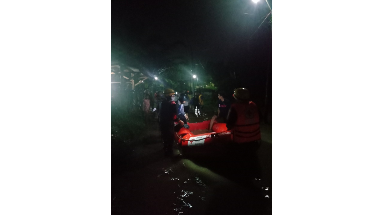 Tim BPBD Kabupaten Lebak bersama lintas instansi membawa perahu karet dalam upaya penanganan banjir yang melanda wilayah Kecamatan Rangkasbitung, Lebak, Banten. Foto: BPBD Lebak