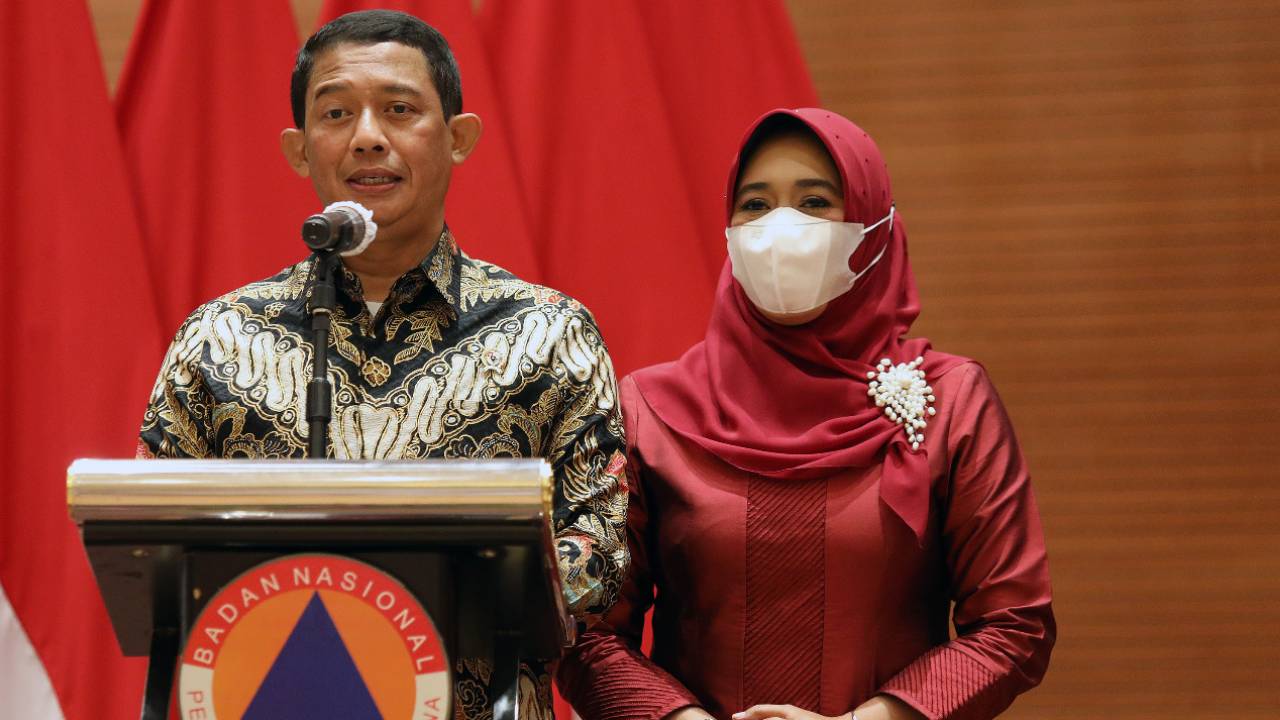 Kepala BNPB yang baru saja dilantik, Mayjen TNI Suharyanto bersama istiri. Foto: Dok BNPB