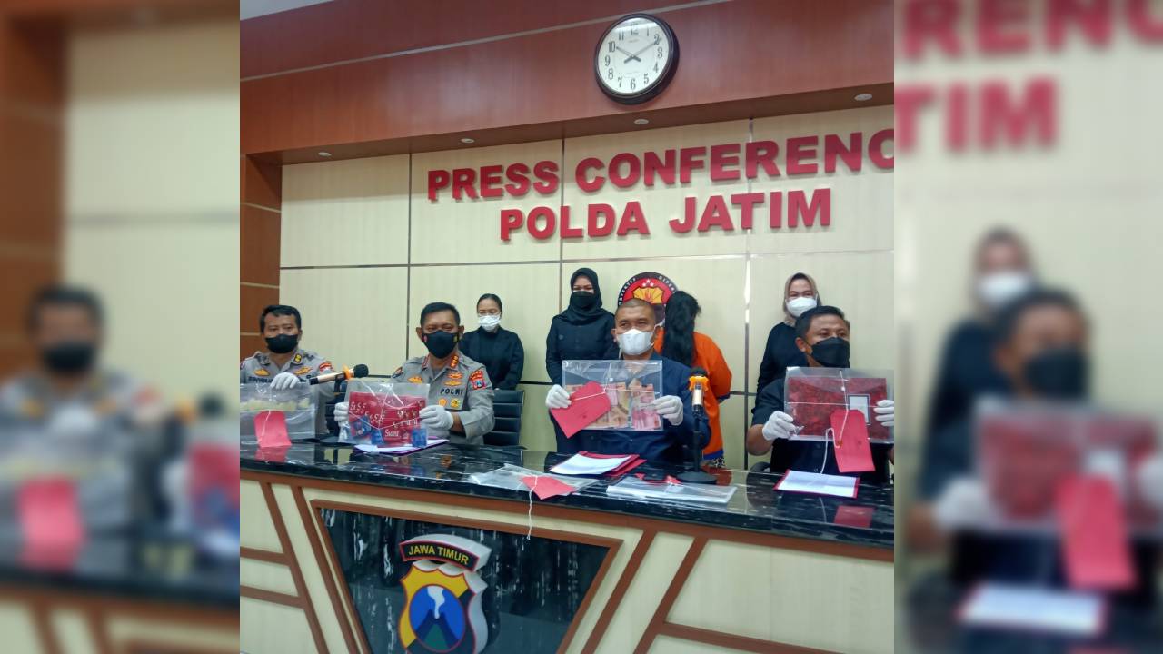 Tersangka saat konferensi pers di Mapolda Jatim. Foto: Ist.