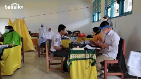 Pelajar SMU/SMK mengikuti vaksin. Foto: Sunaryo/Telisik