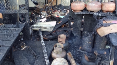 Kondisi kios yang hangus terbakar. Foto: Polsek Kecamatan Batu Putih