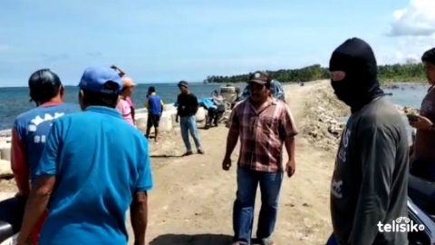 Puluhan nelayan di Desa Lametuna, Kecamatan Kodeoha, Kolaka Utara, tutup akses jalan pekerja di lokasi pembangunan bandara. Foto: Muh. Risal H/Telisik