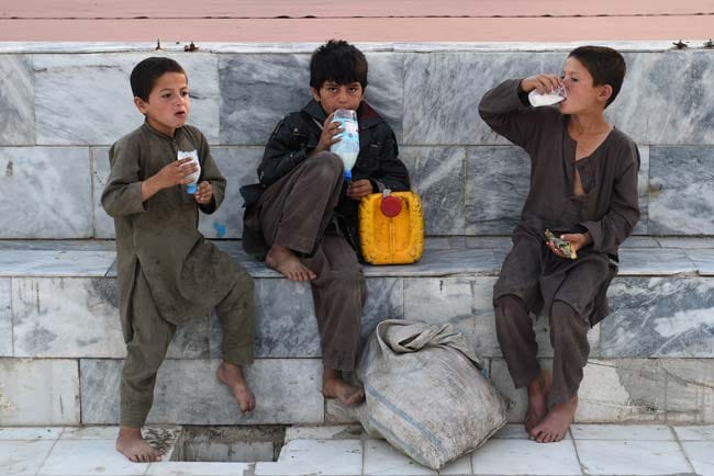 Anak-anak Afghanistan menikmati minuman berbasis yoghurt. Foto: Repro Sumeks.co