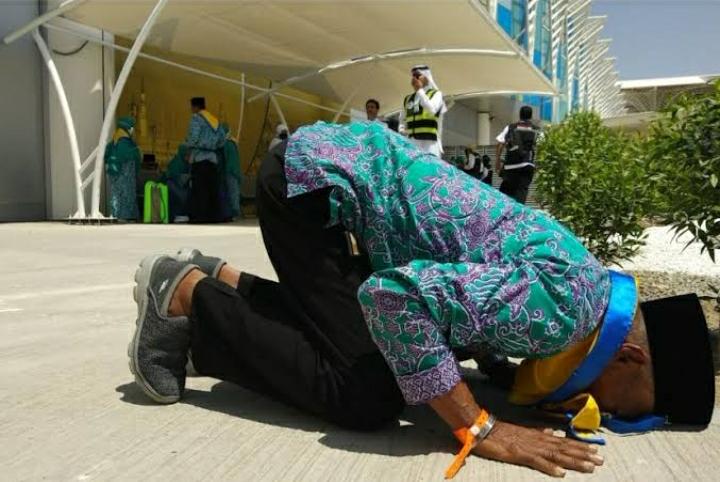 Sujud syukur adalah salah satu cara bersyukur pada Allah Subhanahu wa Ta’ala. Foto: Repro Republika.co.id