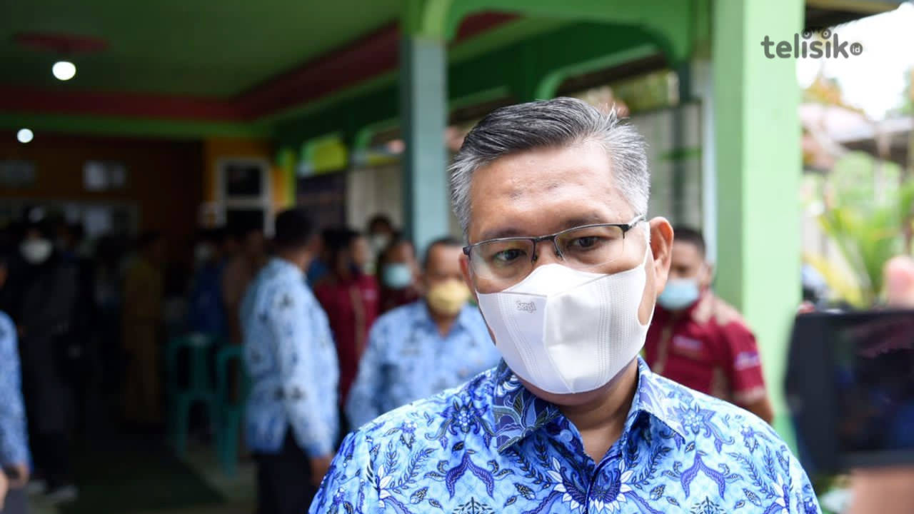 Wali Kota Kendari, Sulkarnain Kadir saat diwawancarai sejumlah awak media di kantor kelurahan Watulondo. Foto: Fat Matur Rohmah/Telisik