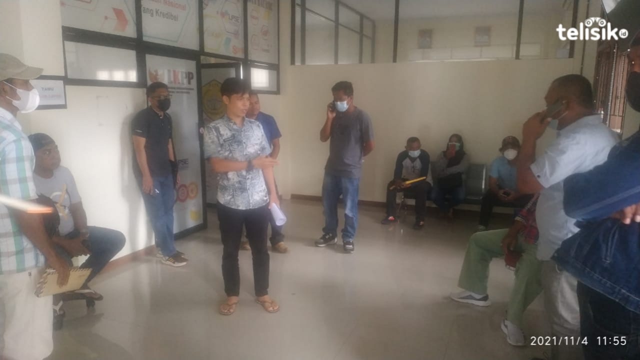 Suasana anggota Kelompok Kerja (Pokja) UKPBJ Kota Baubau, Sofyan ketika memberikan penjelasan kepada pihak perusahaan. Foto: Dheny/Telisik