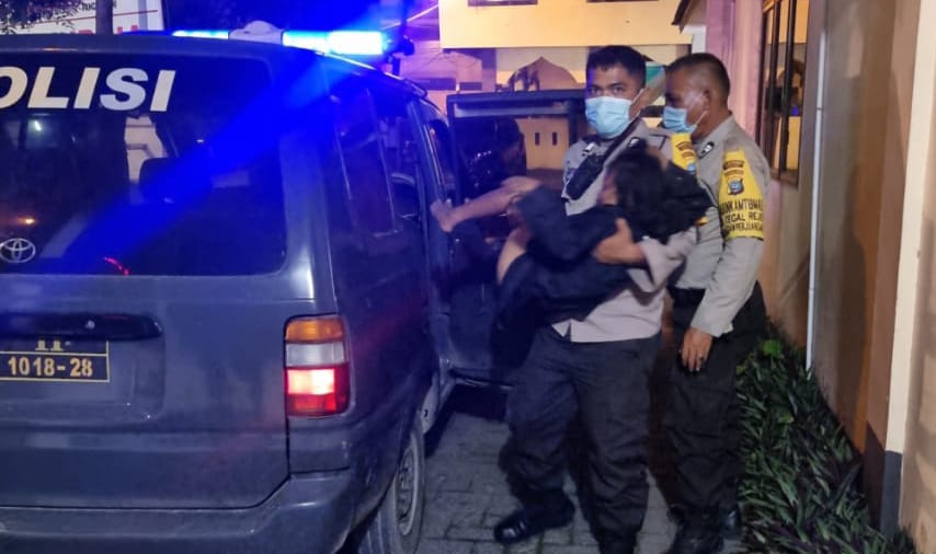 Anak perempuan yang terlantar dibawa polisi ke Dinas Sosial. Foto: Humas Polsek Medan Timur