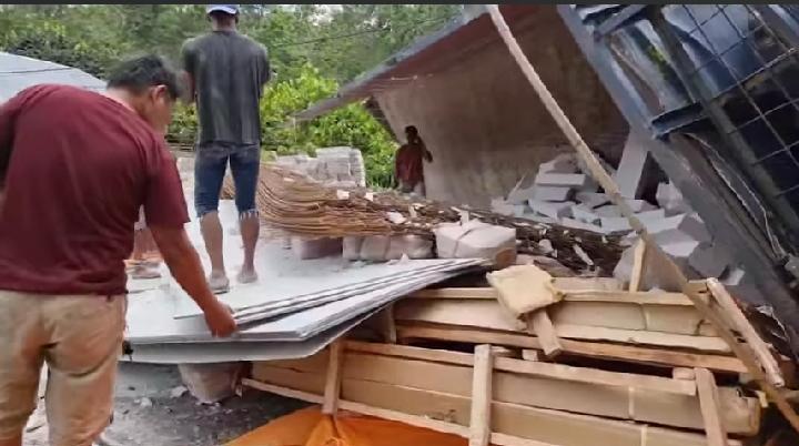 Material bangunan muatan mobil yang alami kecelakanaan di Pusuea, Bombana. Foto: Screnshot video