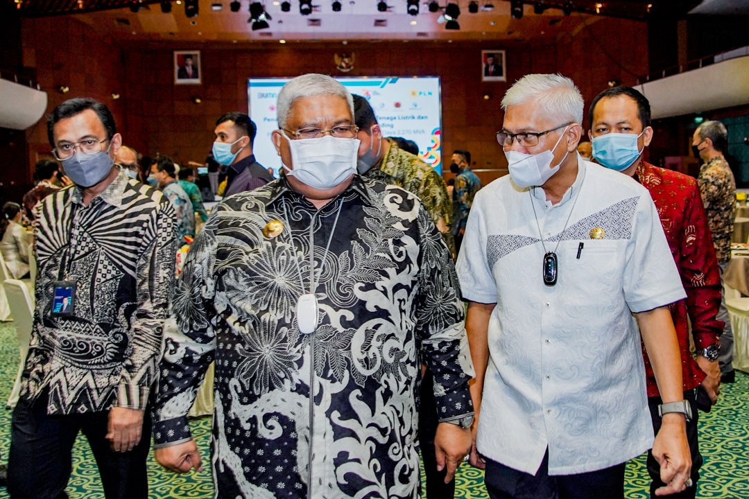 Gubernur Sultra, Ali Mazi bersama Kadis Pendidikan Sultra, Asrun Lio. Foto: Ist.
