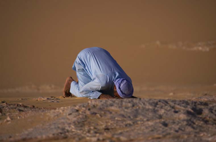 Sujud syukur adalah salah satu amalan ringan yang bisa mendatangkan pahala besar. Foto: Repro dream.co.id