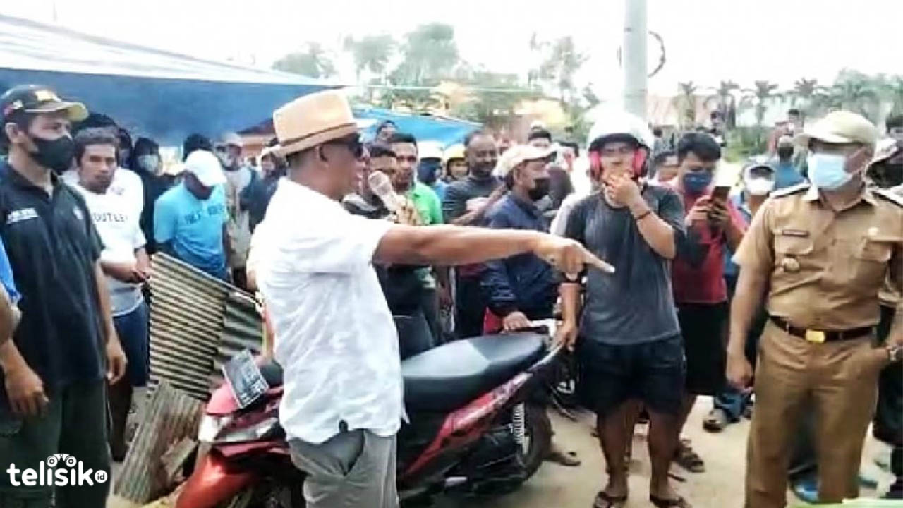 Anggota DPRD Kendari, La Ode Ashar saat berorasi persoalan kerusakan jalan poros Kendari-Toronipa. Foto: Andi May/Telisik
