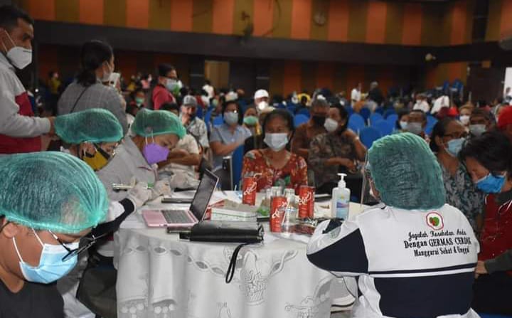 Proses vaksinasi massal yang digelar di Gedung MCC Ruteng. Foto: Prokompim Manggarai