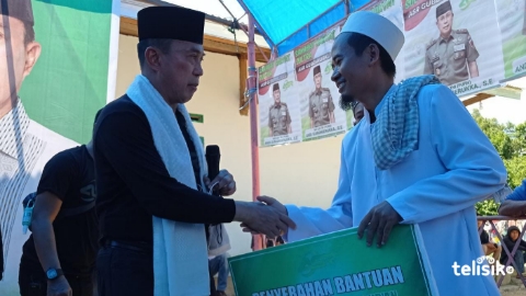 Andi Sumangerukka menyerahkan bantuan pada Pimpinan Rumah Tahfidz Nurul Qur'an Desa Tanggetada. Foto: Sumarlin/Telisik