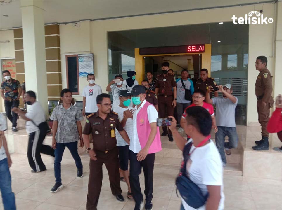 ASB saat akan digiring menuju Rutan. Foto: Sunaryo/Telisik