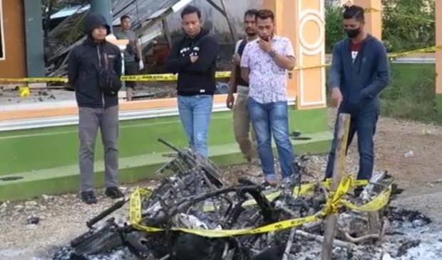 Beberapa sisa-sisa kendaraan yang terbakar usai kerusuhan di Buton. Foto: Ist