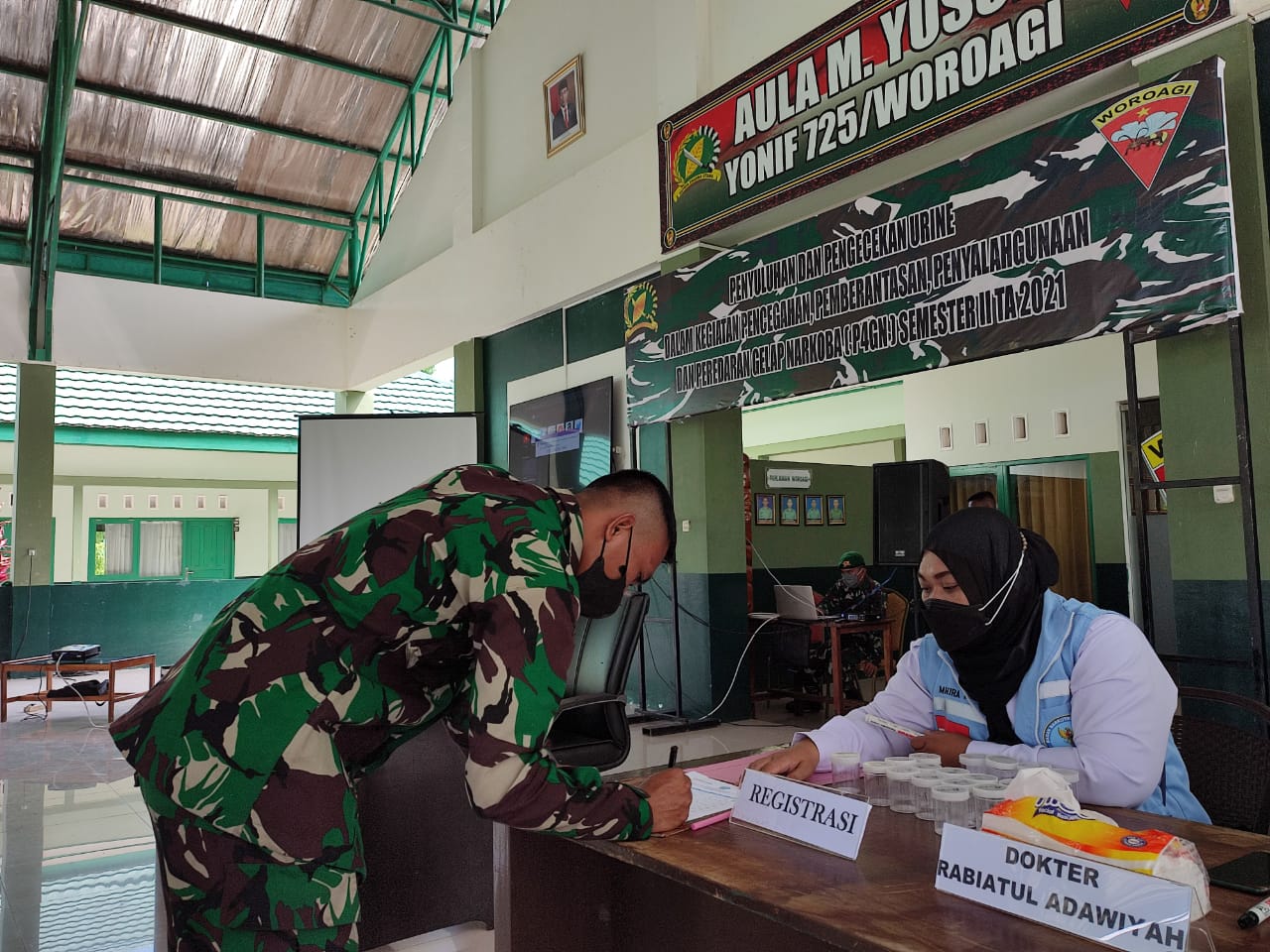 Tes urine personel Yonif 725 Woroagi. Foto: Ist.