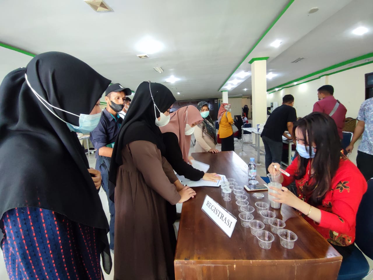 Tes urine yang dilakukan pada mahasiswa IAIN Kendari. Foto: Ist.