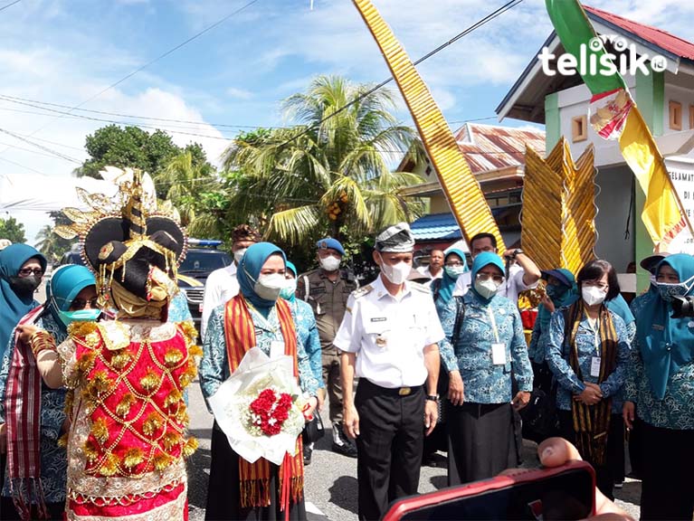 Penyambutan dewan penilai dari Provinsi di Desa Liya Mawi, Kecamatan Wangi-Wangi Selatan Foto: Boy/Telisik