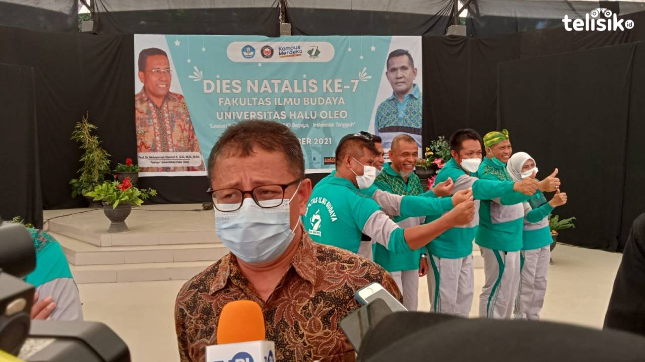 Wakil Rektor III Bidang Kemahasiswaan dan Alumni UHO, Nur Arafah saat menghadiri Dies Natalis Ketujuh, FIB UHO. Foto: Andi Irna Fitriani/Telisik