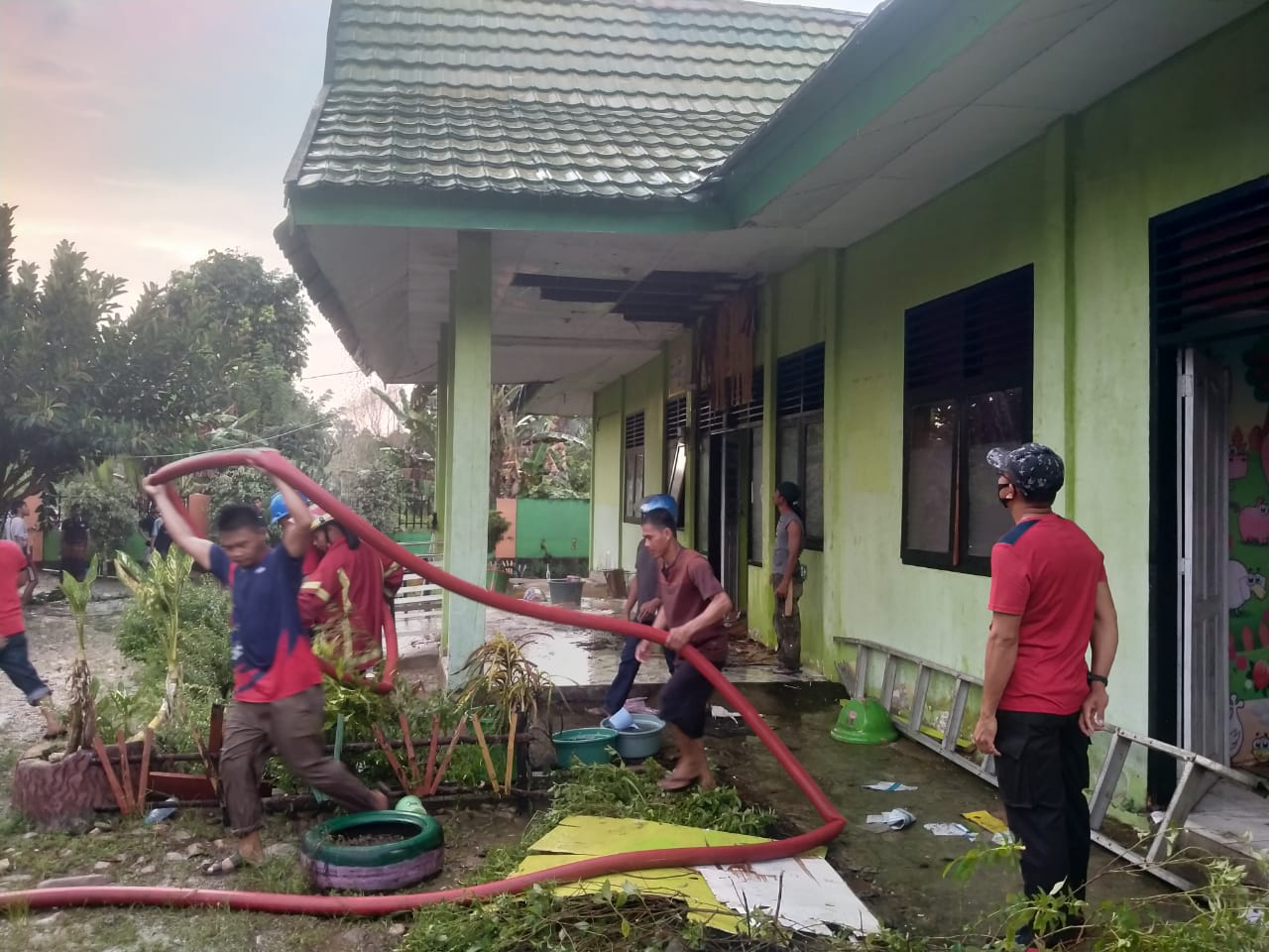 Proses pemadaman api yang dilakukan Damkar Unit Kecamatan Ngapa, Kolaka Utara. Foto: Polsek Pakue