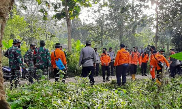Tim SAR gabungan melakukan pencarian terhadap korban hilang. Foto: Basarnas Kendari