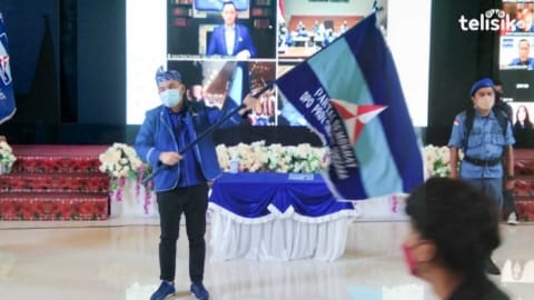 Ketua DPD Partai Demokrat Sultra, Muh Endang saat memegang pataka Partai Demokrat. Foto: Kardin/Telisik