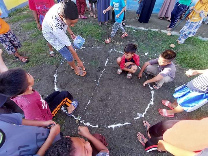 Bermain kelereng, nampak kemeriahan Festival Permainan Tradisional. Foto: Dok Relawan Rumah Baca Laica Abbacaanvg