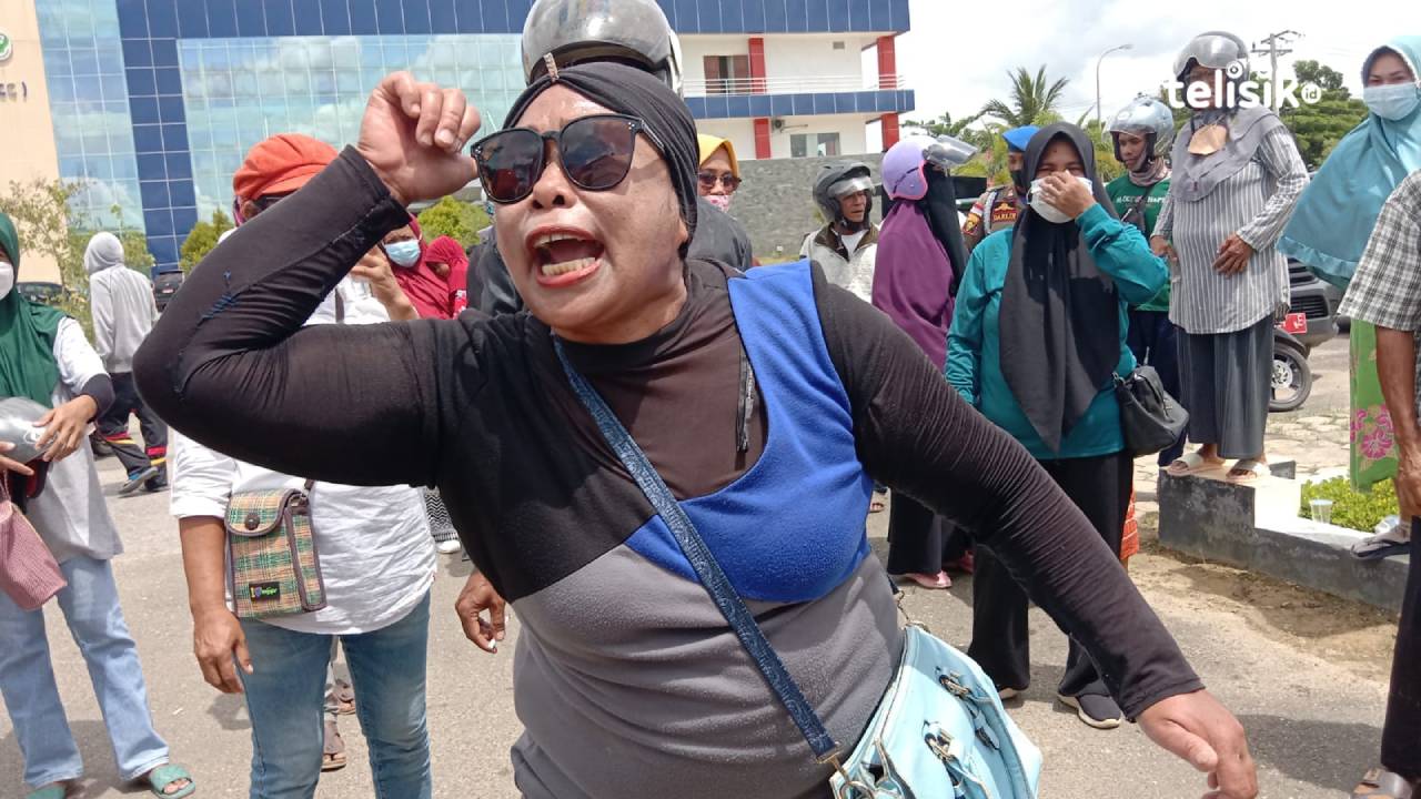Warga Talia, Jawaria bersama ratusan warga lainnya menyampaikan tuntutannya di depan Rujab Wali Kota Kendari. Foto: Musdar/Telisik