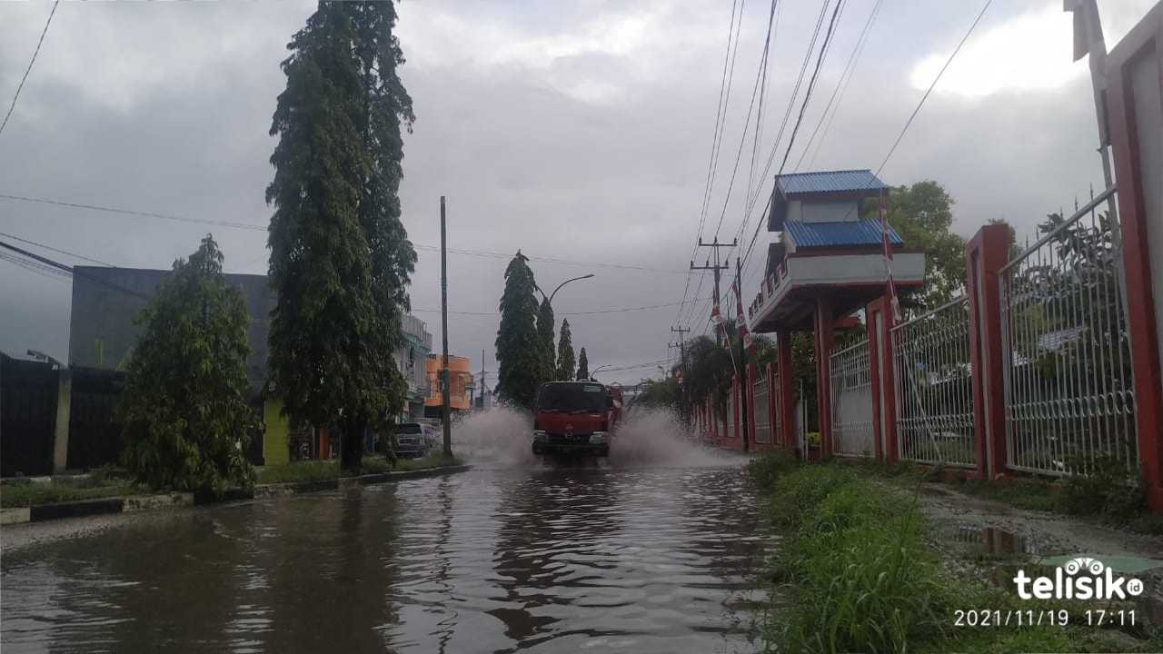 Genangan air yang terjadi dibeberapa titik di Jalan Betoambari. Foto: Dheny/Telisik