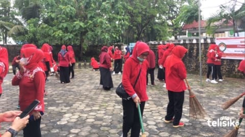 Anggota Dharma Wanita Sultra sedang melakukan kerja bakti. Foto: Nurdian Pratiwi/Telisik