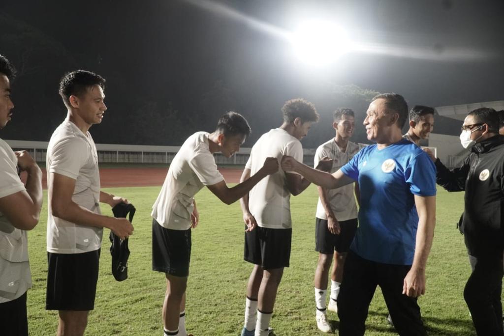 Ketua Umum PSSI, Mochamad Iriawan ketika menyalami pemain timnas yang disiapkan menghadapi uji coba Internasional. Foto: dok PSSI
