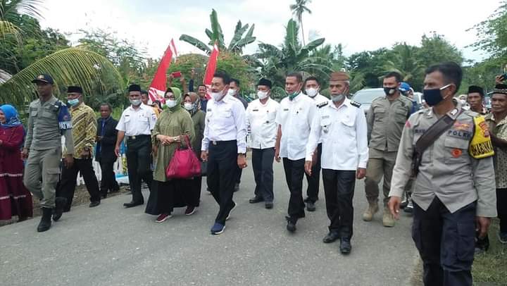 Bupati Butur Ridwan Zakariah dan Ibu Muniarty M. Ridwan bersama rombongan saat menghadiri pesta rakyat Desa Sumampeno. Foto: Ist.